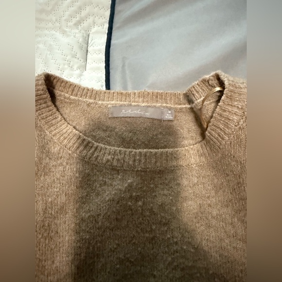 Women's Tan Sweater with Ruffle Detail - RED BY BKE (buckle brand) size MEDIUM - Picture 3 of 6